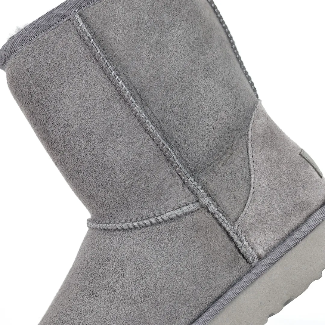 Pick up locally 💰600 Core recommendation Good price Cashmere insoles are a very suitable choice for keeping warm in winter and at home. In the new year, uug launched a series of styles, which are partially geared towards the preferences of young consumers and have also moved to the forefront of fashion trends. Shoe body material Water-repellent coated suede upper 17mm UGGPURE™ implanted wool insole Lightweight non-slip comfortable rubber outsole With brand LOGO Trademark Comes with a full set of packaging Size: 35 36 37 38 39 40
